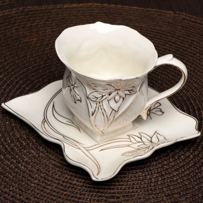 Set 6 cesti din portelan cu farfurii 'Golden Flower'